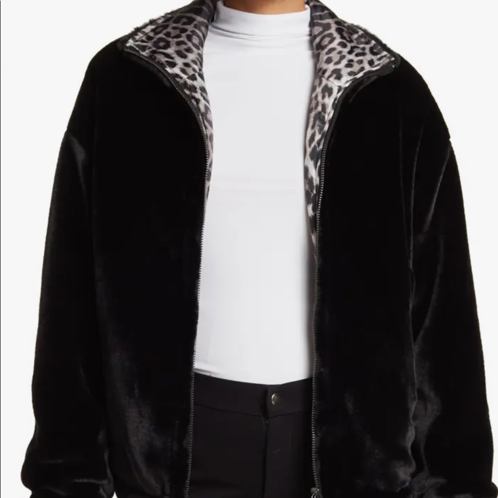 Chic Faux Fur zip front jacket fearing zip
pockets and leopard print lining